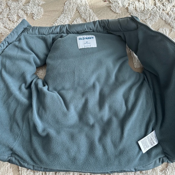 Old Navy water resistant puffer vest for boys gray
Size 5T - Picture 3 of 4